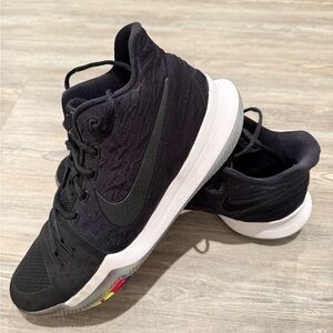 Black Kyrie 3s SZ 11 Nike Sneakers